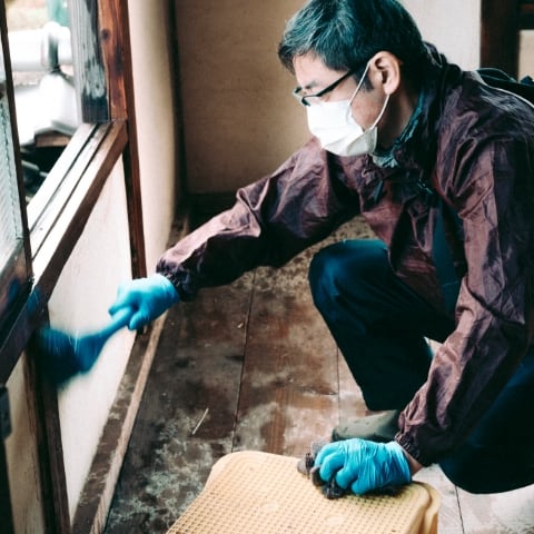 migakiba kureのイメージ写真。フィールドワークにて、築約90年の古民家（あいだす上本邸別棟）の片付けと洗いをお手伝いしている様子です。