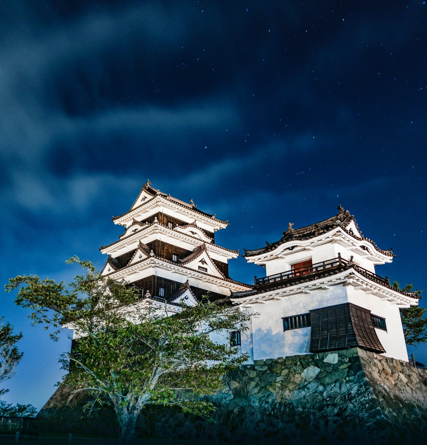 migakiba ozuのイメージ写真。夜空にライトアップされた復元された四層四階の複連結式天守の大洲城の様子が写っています。