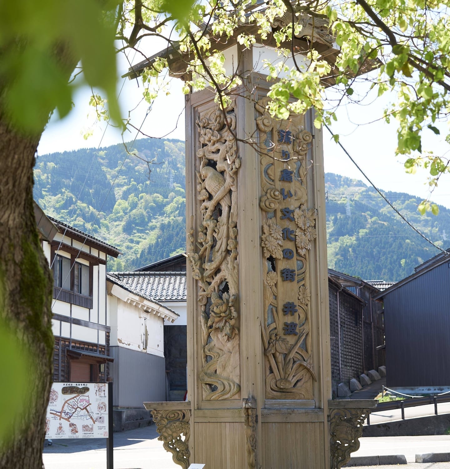migakiba inamiのイメージ画像。井波エリアを象徴する「薫り高い文化の街　井波」と書かれた木彫りのモニュメントが写っています。