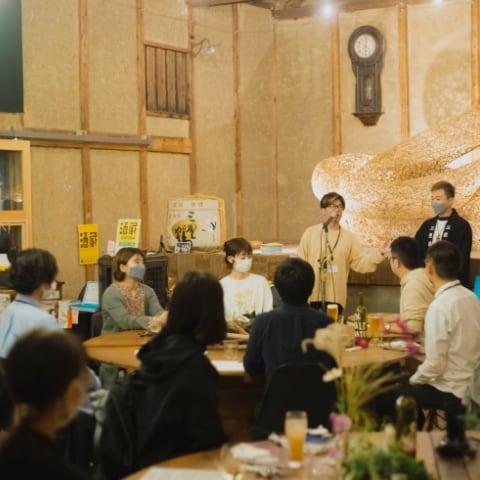 フィールドワーク一日目に三豊鶴にて、北川さんのお話を聞いた時の写真です。代表の北川さんをはじめ、5名の地域の方が結託し、約140年の歴史を持つ元酒蔵を新たな観光拠点「三豊鶴」として改造しました。