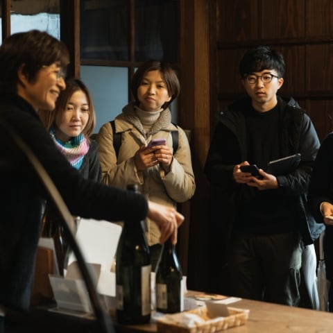 migakiba4期、滋賀県長浜市でのフィールドワークの様子。山路酒造のお酒づくりについて、話しを伺う参加者の様子が写っています。
