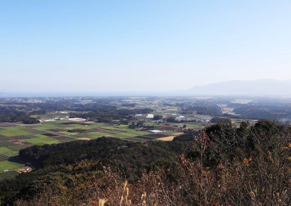 migakiba osakiのイメージ画像。小高い場所から望む、大崎町の田畑の風景が広がっています。
