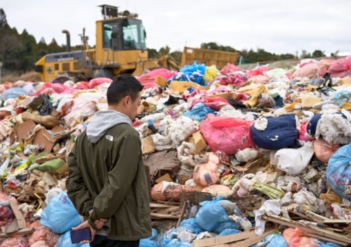 migakiba4期、鹿児島県曽於郡大崎町でのフィールドワークの様子。埋立処分場で、重機を使って、ゴミを埋め立てていく様子を眺める参加者の様子が写っています。