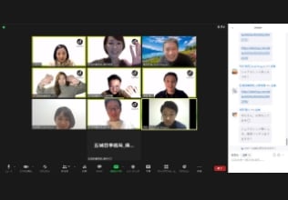 ウェビナーの画面をスクリーンショットした画像。参加者が笑顔で手を振っている。画面右側のチャット欄では活発にコメントがやりとりされている。
