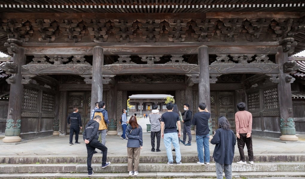 フィールドワークで瑞泉寺を訪問したときの写真です。参加者が、入口にある門を見上げています。