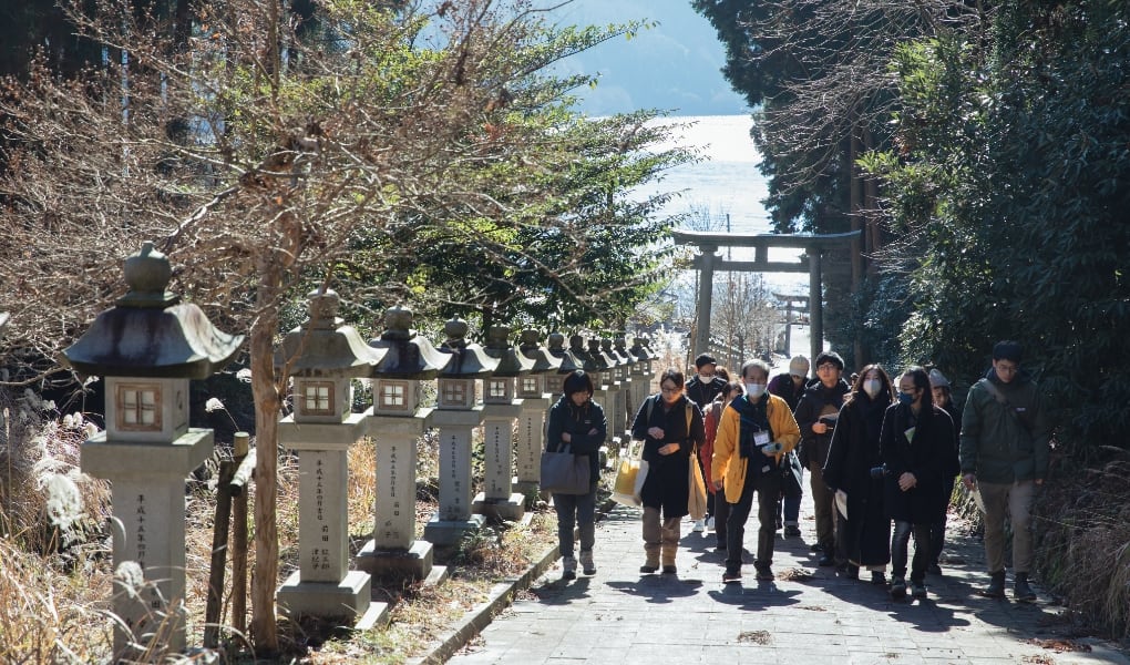 フィールドワークの2日目に菅浦集落を訪れた時の写真です。快晴の中、みんなで須賀神社までの参道を登っています。