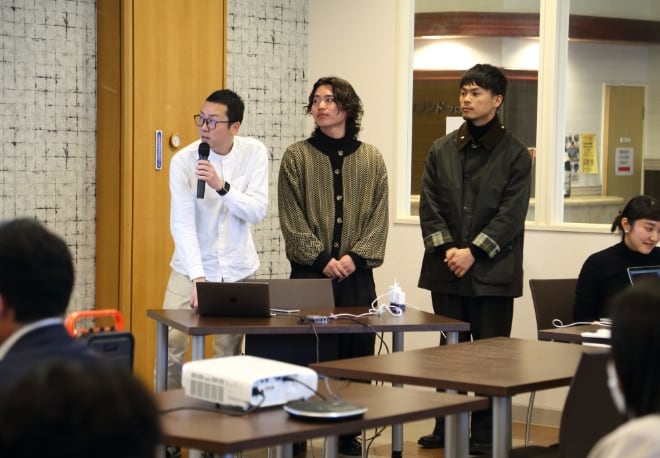大崎町の現地報告会でアイデアを発表する参加者3人の様子です。