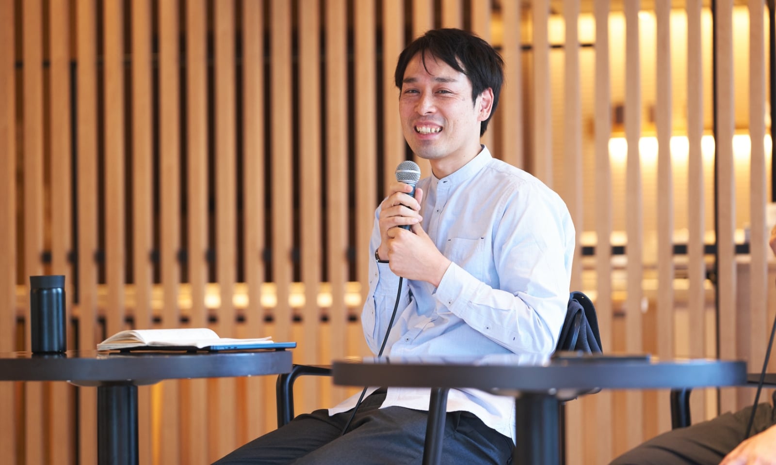 工藤尚悟さんが会場のTOKYO TORCH常盤橋タワーで笑顔で話している様子。