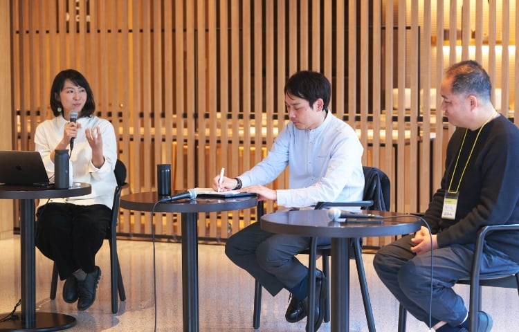 migakiba全体発表会会場のTOKYO TORCH常盤橋タワー 3Fにてトークするツェン・フェイランさん（左）、工藤尚悟さん（中央）、田村大（右）。